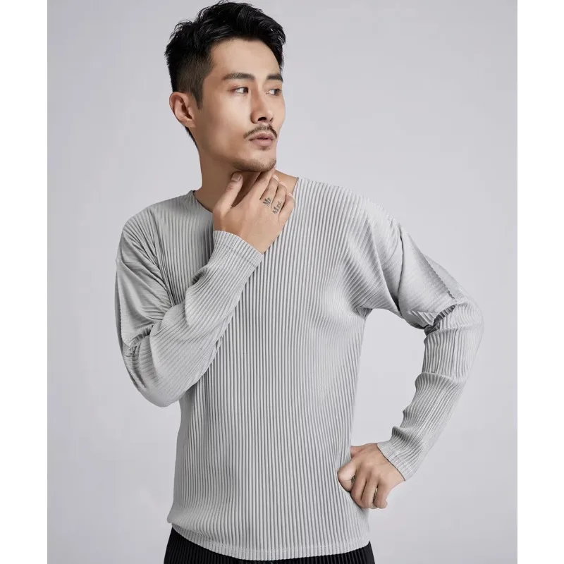 

Футболка мужская с оборками, круглым вырезом и длинным рукавом