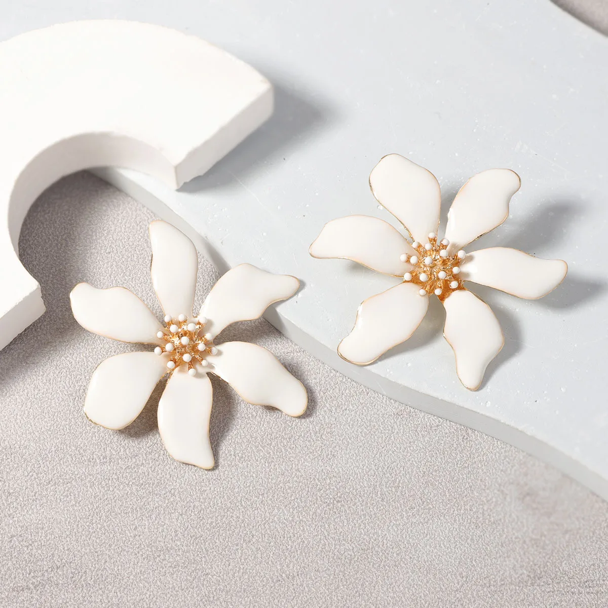 Модные элегантные висячие серьги в виде цветка белые для женщин аксессуары