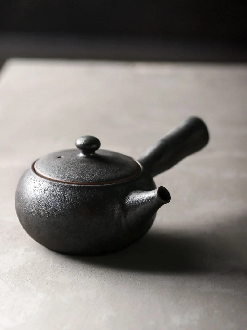 Чайник ручной работы из керамики Joto в японском стиле с боковой ручкой простой