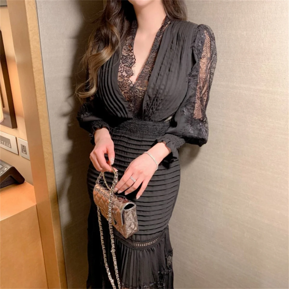 

Runway Designer Pleated Party Dress Women See Through Lace Long Sleeve V Neck Sexy Patchwork Chiffon Long Dresses Bodycon D507