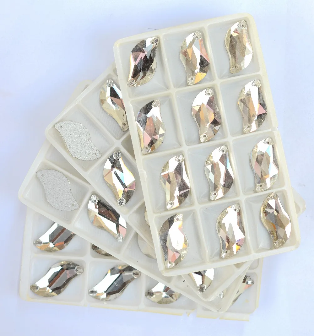 

Стеклянные кристаллы всех размеров S-образной формы, блестящие, кристально чистые, с плоской задней стороной, 2 отверстия, 6*12 мм, 10*20 мм, 15*30 мм