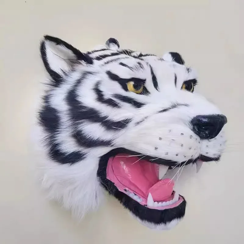 

Подвесная модель головы волка из меха койота