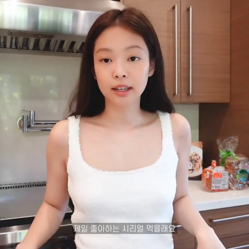 

Женский трикотажный жилет Kpop Jennie, белый облегающий однотонный топ без рукавов на бретелях в Корейском стиле, лето 2022