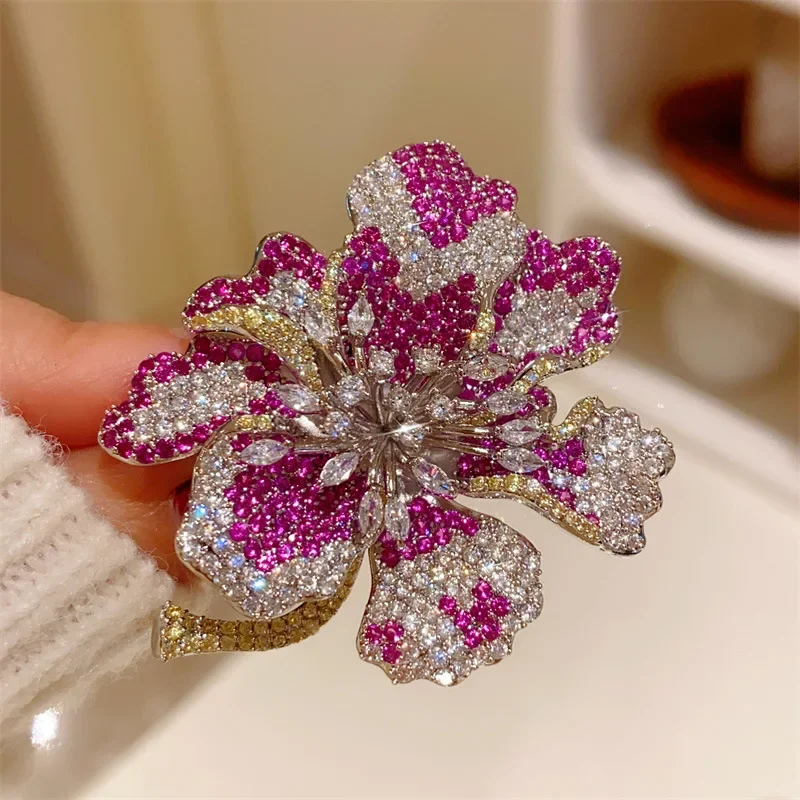 

Luxurious Cubic Zirconia Fushia Big Blooming Flower Brooch Pin for Women Elegant Delicate Floral Lapel Pin for Men Festival Gift