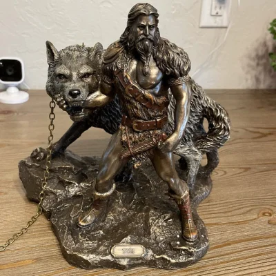 

Статуэтка ТИР из смолы