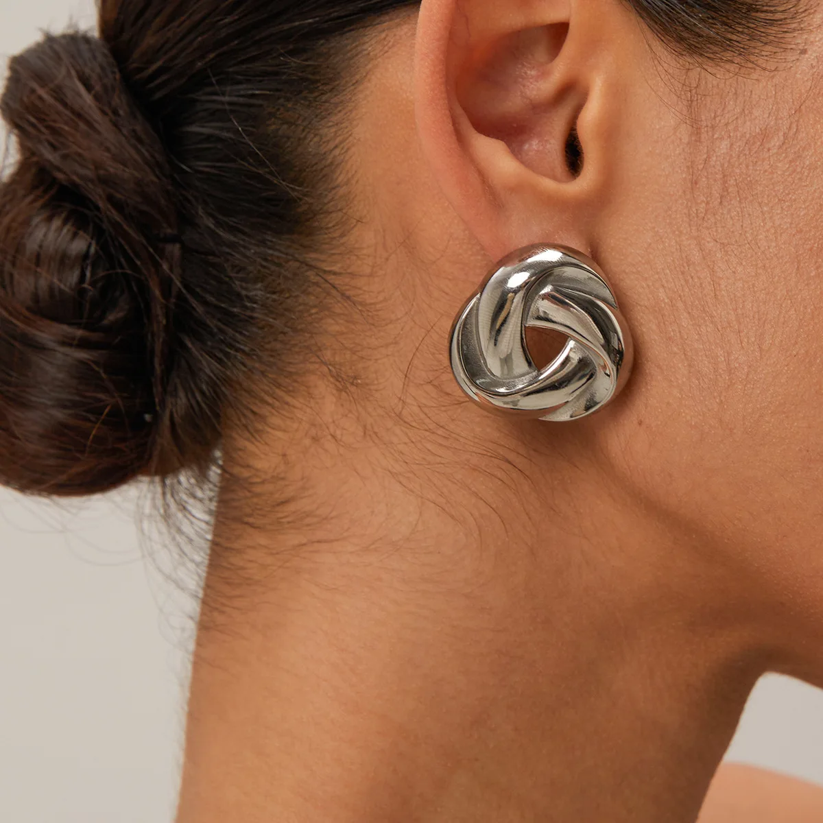 Гладкие металлические витые треугольные полые серьги-гвоздики из нержавеющей