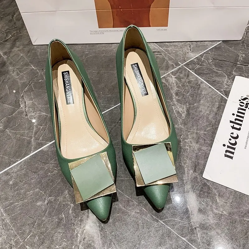 Туфли-лодочки женские из лакированной кожи на каблуке с котятами |