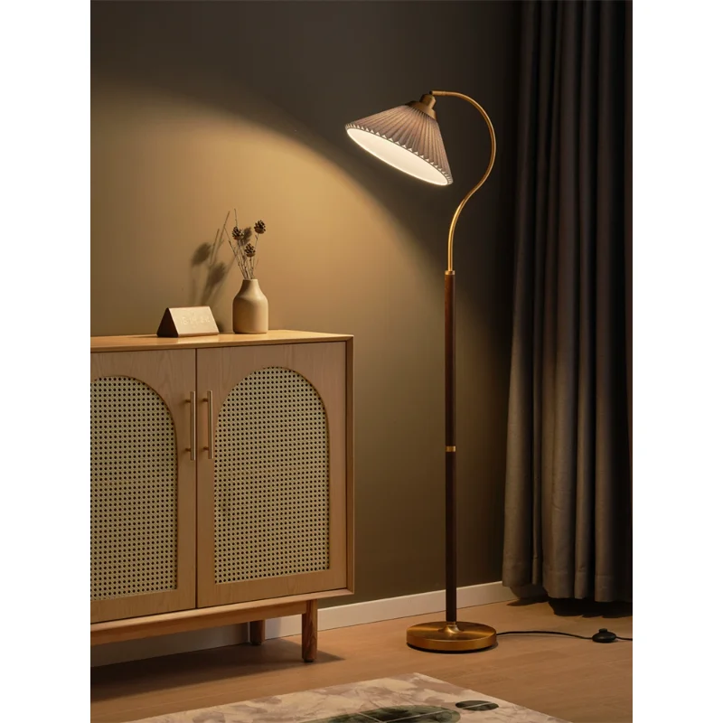 

Retro floor lamp, living room, bedroom, bedside, American light luxury, medieval creative pleated solid wood, design desk lamp