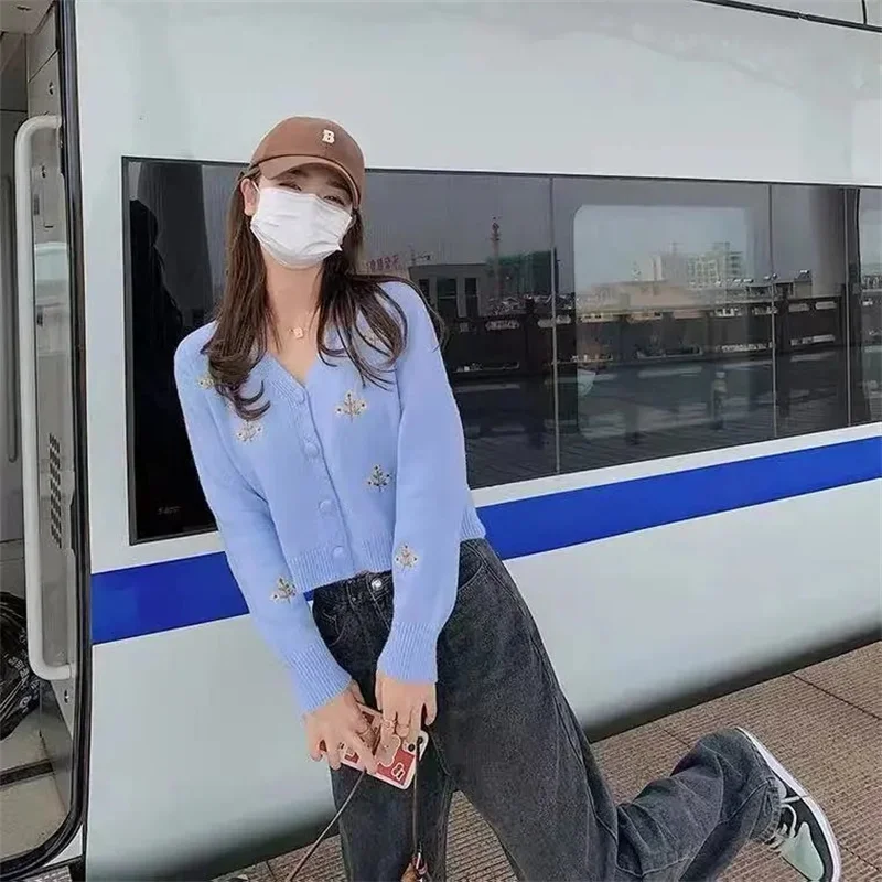 Женский короткий кардиган с вышивкой и V-образным вырезом