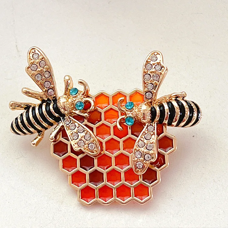 

New Vintage Personality Openwork Drip Oil Enamel Honeycomb Brooch Women's Clothing Corsage Accessories Vintage Bee Collar Pins