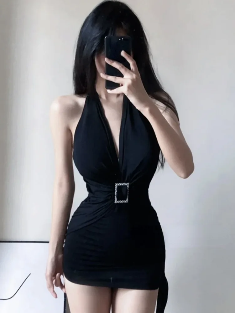 Женское платье с V-образным вырезом лямкой на шее