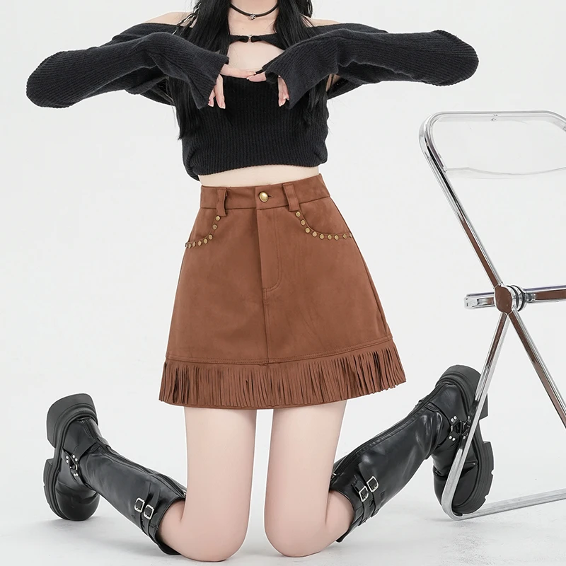 Женская замшевая юбка с заклепками осенняя короткая высокой талией и бахромой 2024