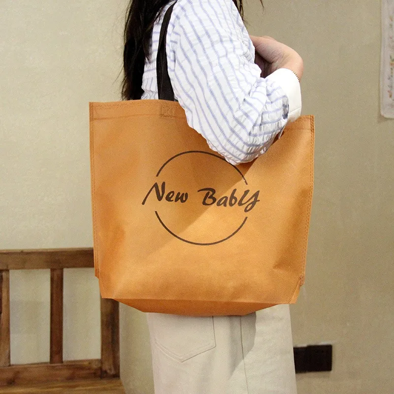 Нетканое изделие с логотипом на заказ кнопкой и ручкой для покупок одежда