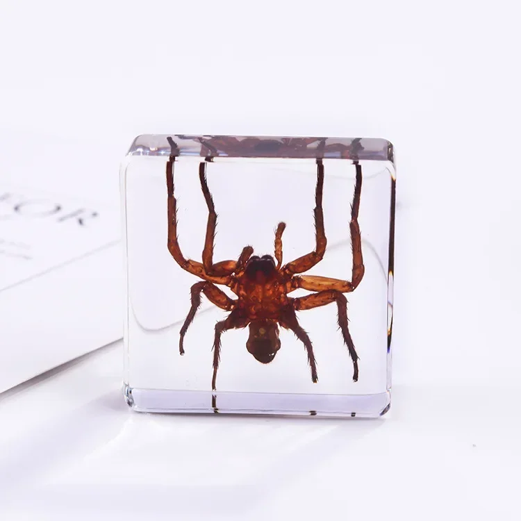 

Статуэтки насекомых из канифоли