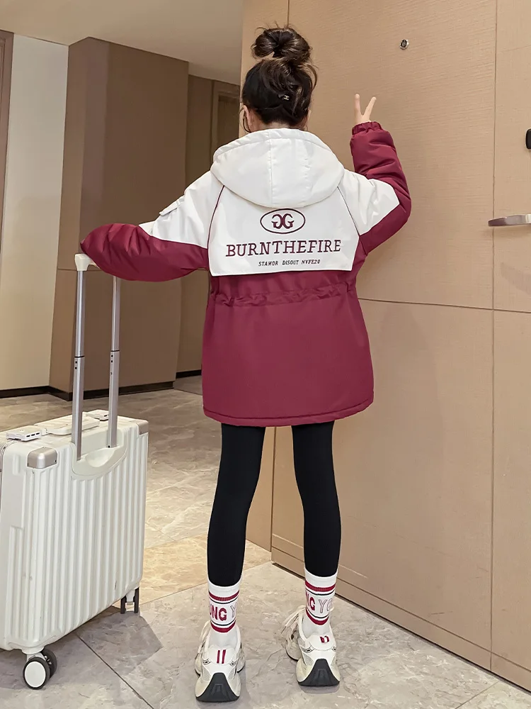 Утепленная верхняя одежда средней длины на флисовой подкладке женская зимняя