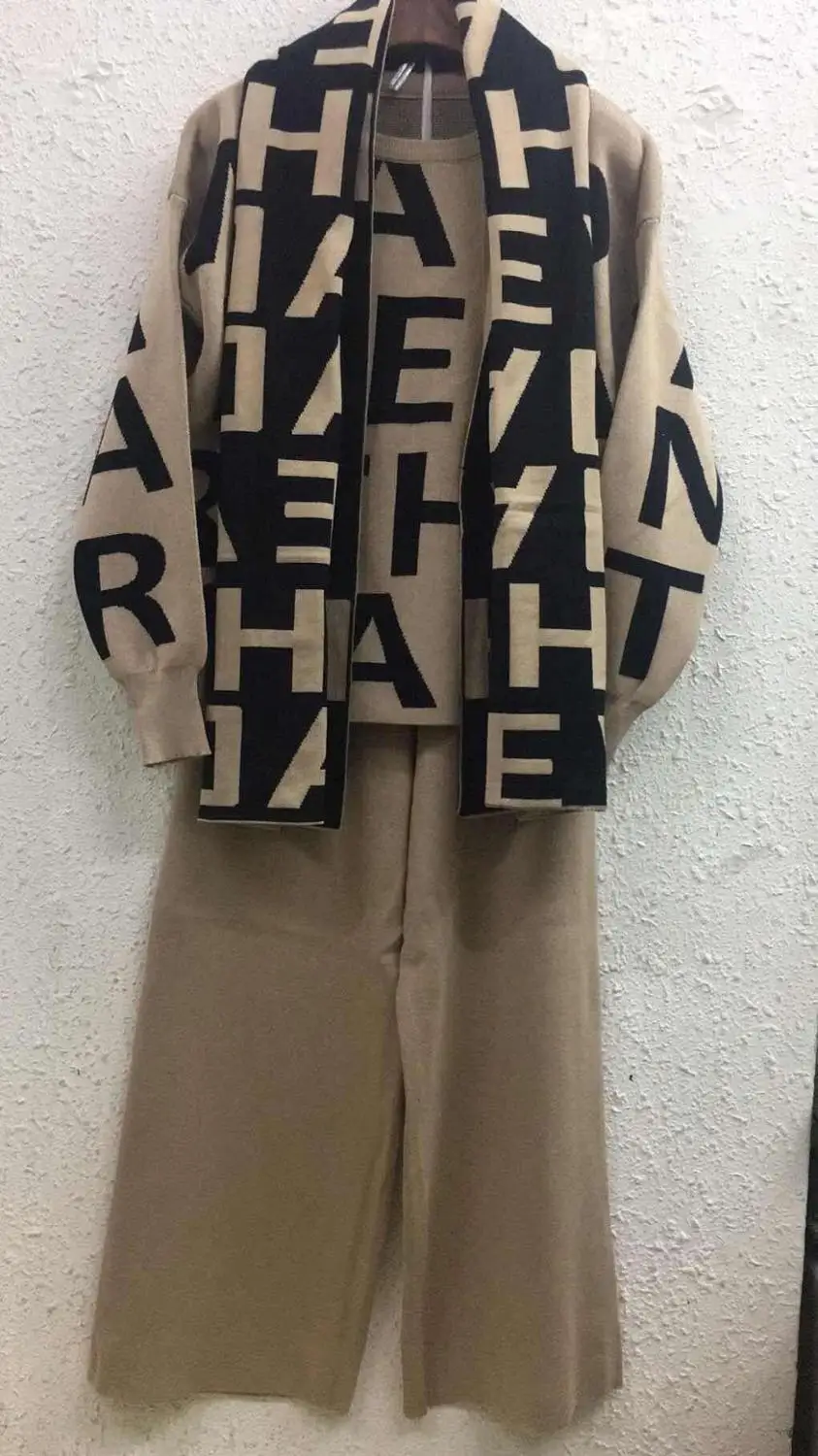 

Осенний Женский комплект из 3 предметов, повседневный Свободный вязаный свитер с буквенным принтом в стиле пэчворк, шаль, шарф и широкие брюки, костюмы