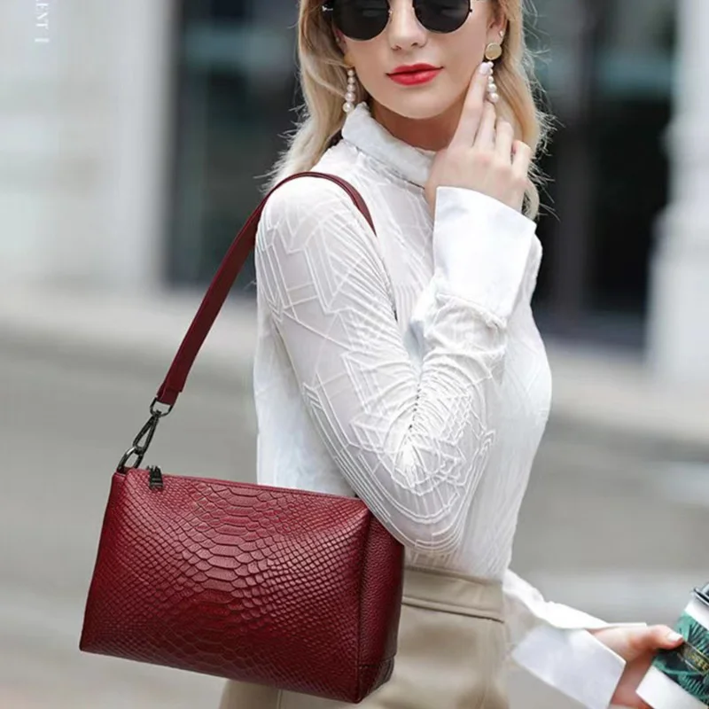 

Качественная Роскошная Новая Кожаная сумка через плечо, модная, маленькая круглая высококачественная, универсальная, нишевой дизайн, женск...