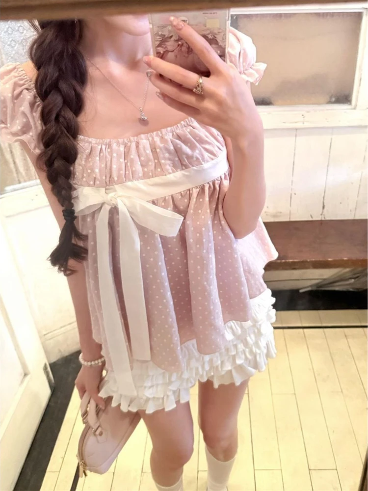 Фото Комплект из двух предметов в корейском стиле Coquette Sweet: топ с пышными рукавами и бантом в горошек, шорты с высокой талией и оборками, повседневная одежда 2026 №2
