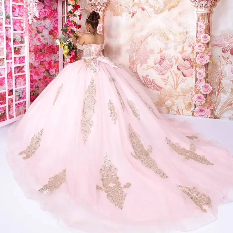 Фото Розовое бальное платье для Quinceanera с аппликациями, бисером, кристаллами, бантом, многоярусной юбкой, с открытыми плечами, для Sweet 16, Vestido 15 De №1