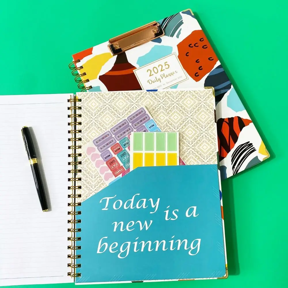 С пластинчатым зажимом английская книга по повестке дня на 2025 год ежемесячный