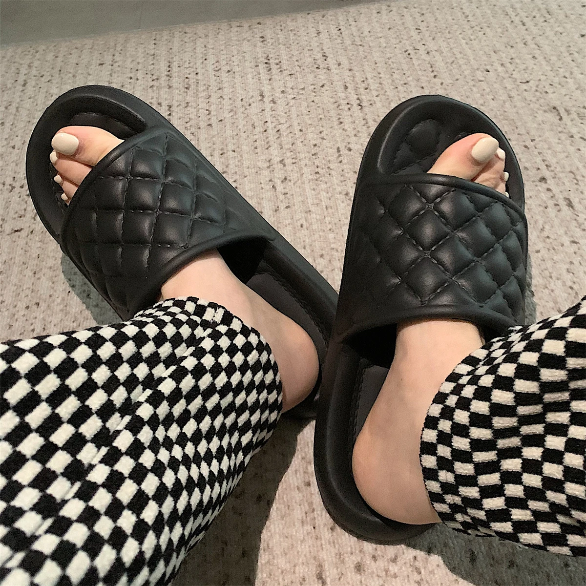 

new couple fashion rhombic sandals with anti-slip sense of stepping on excrement in the living room slippers DY268