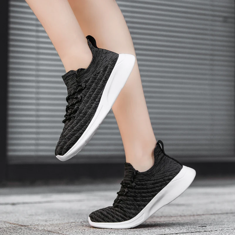New large size men's fashion flying mesh casual shoes comfortable sports thick sole anti-slip wear-resistant