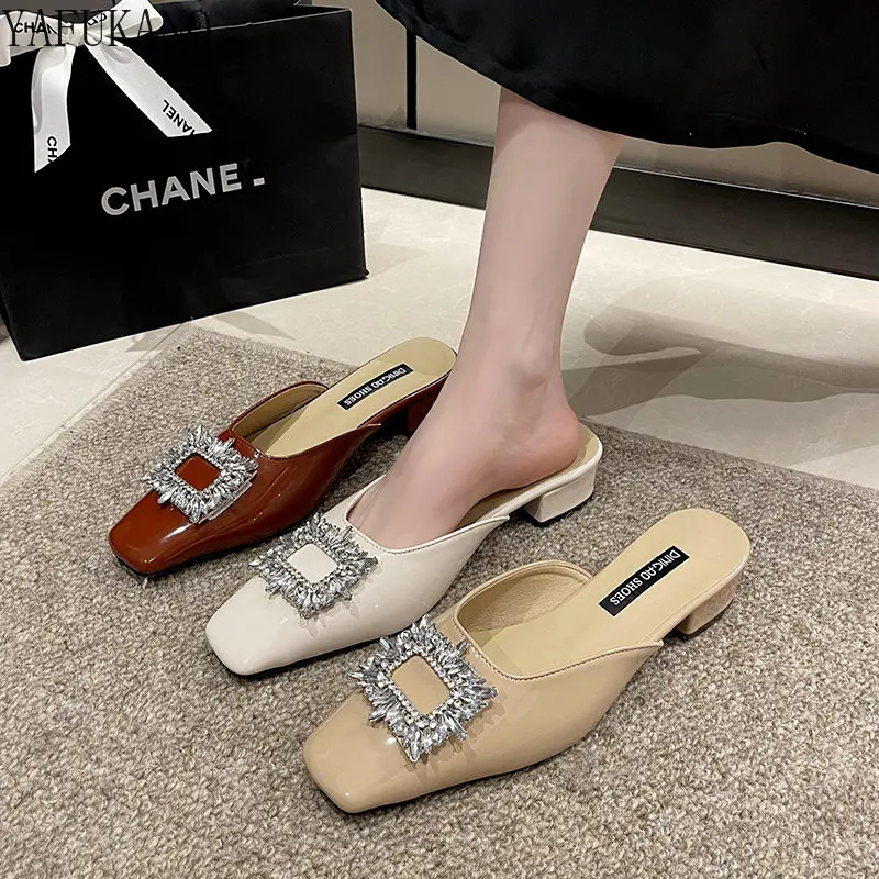 

Женские туфли-лодочки из лакированной кожи на квадратном каблуке