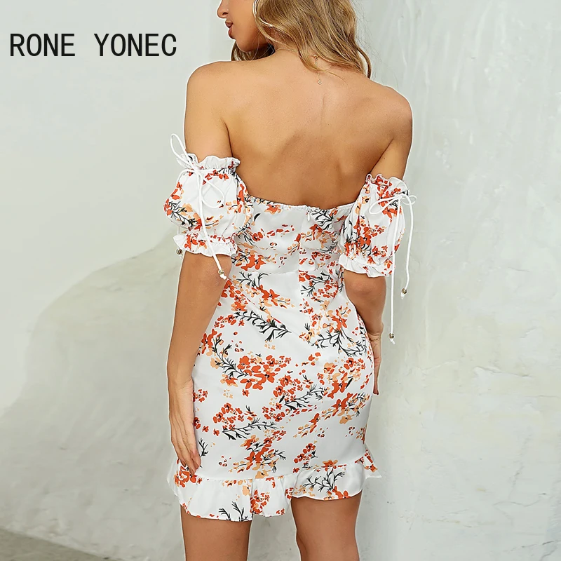 Женское облегающее мини-платье с цветочным принтом открытыми плечами и