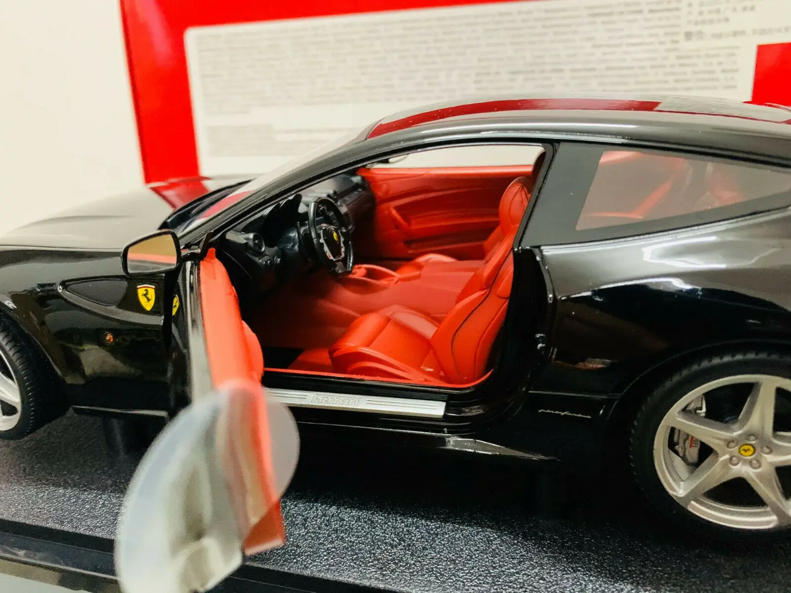 Модель автомобиля под давлением в масштабе 1/18 FF черная 2 открытая дверь X5526