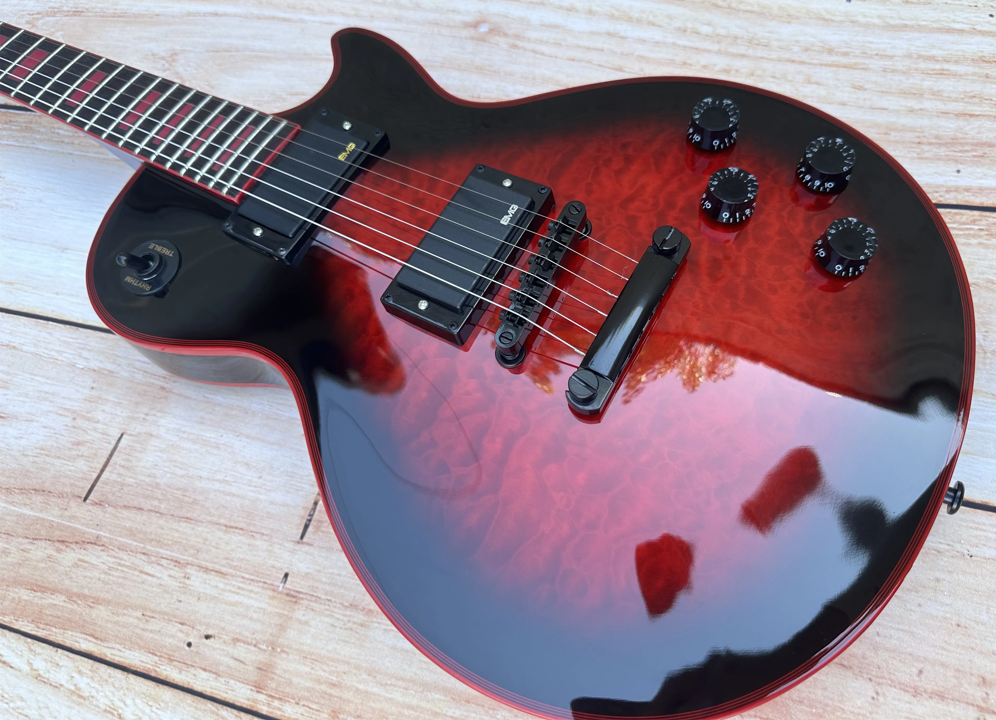 

Индивидуальная электрическая гитара, красный большой цветочный Кастон, черный пикап EMG, черные аксессуары, упаковка lightning