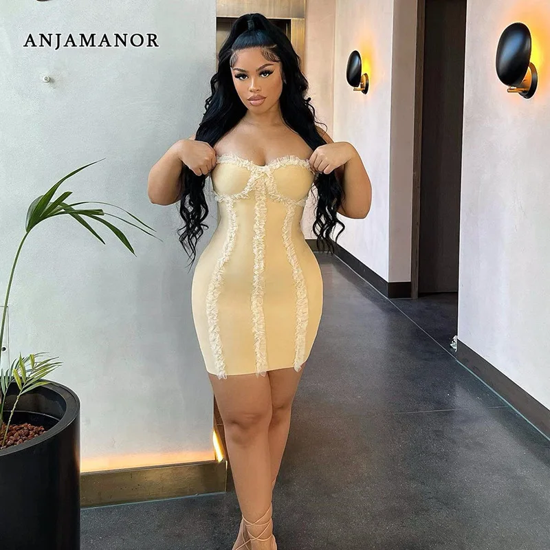 

Женское облегающее мини-платье с открытой спиной и оборками