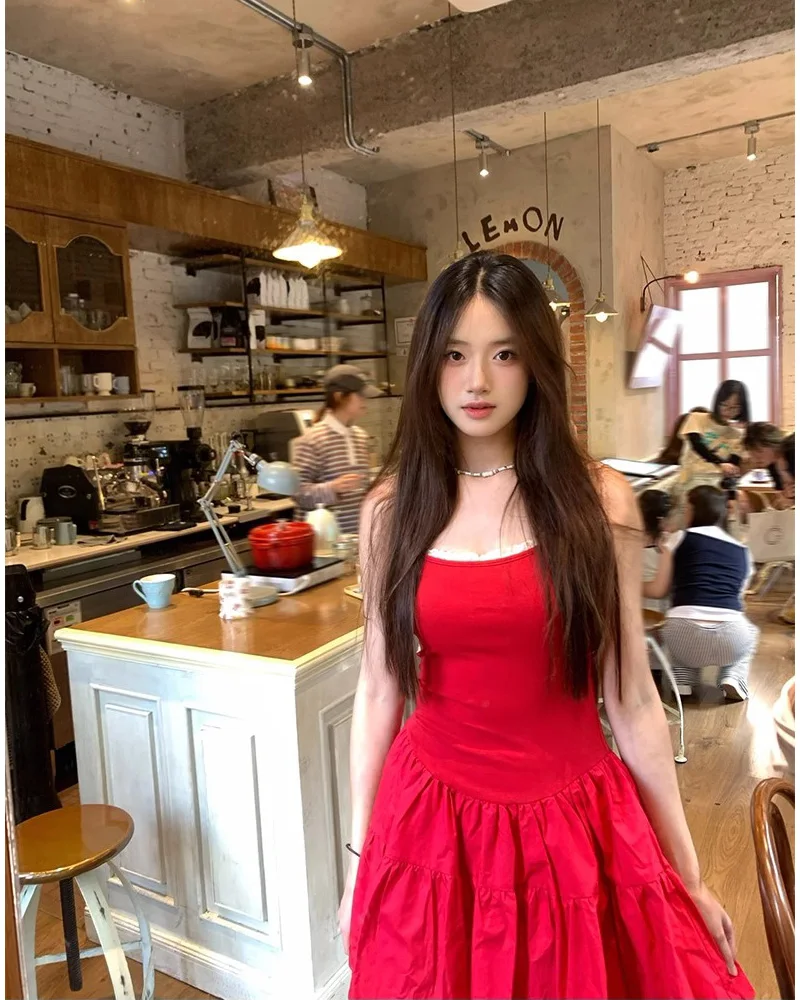 Женский мини-сарафан на бретельках с многоярусным кружевным вырезом