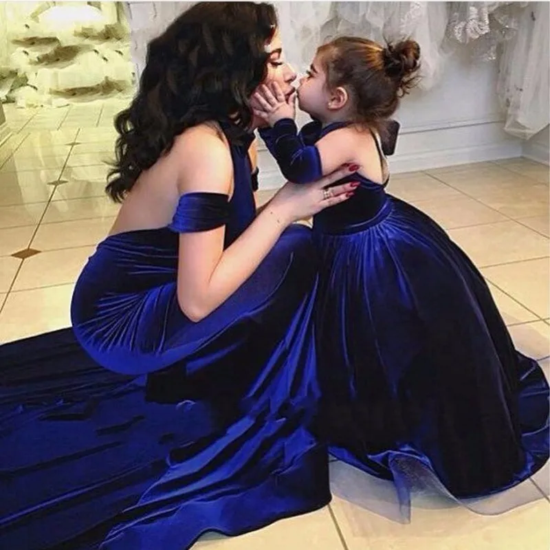 

Formal Backless Royal Blue Velvet Flower Girl Dress for Wedding Kids Pricess Gown Mother and Daughter Dress Halter Long Vestidos