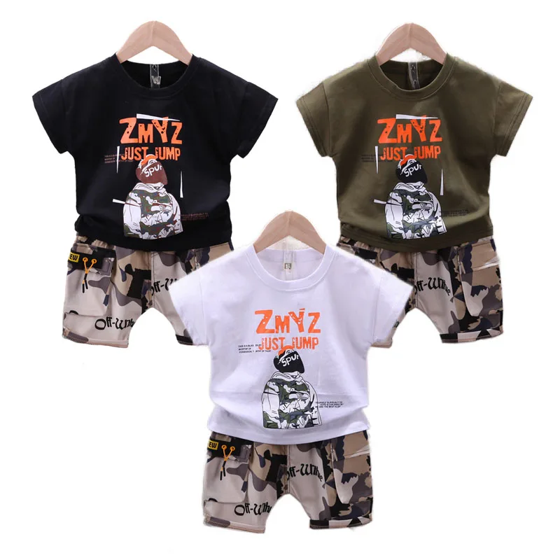 

2 шт., футболка с коротким рукавом и камуфляжные шорты
