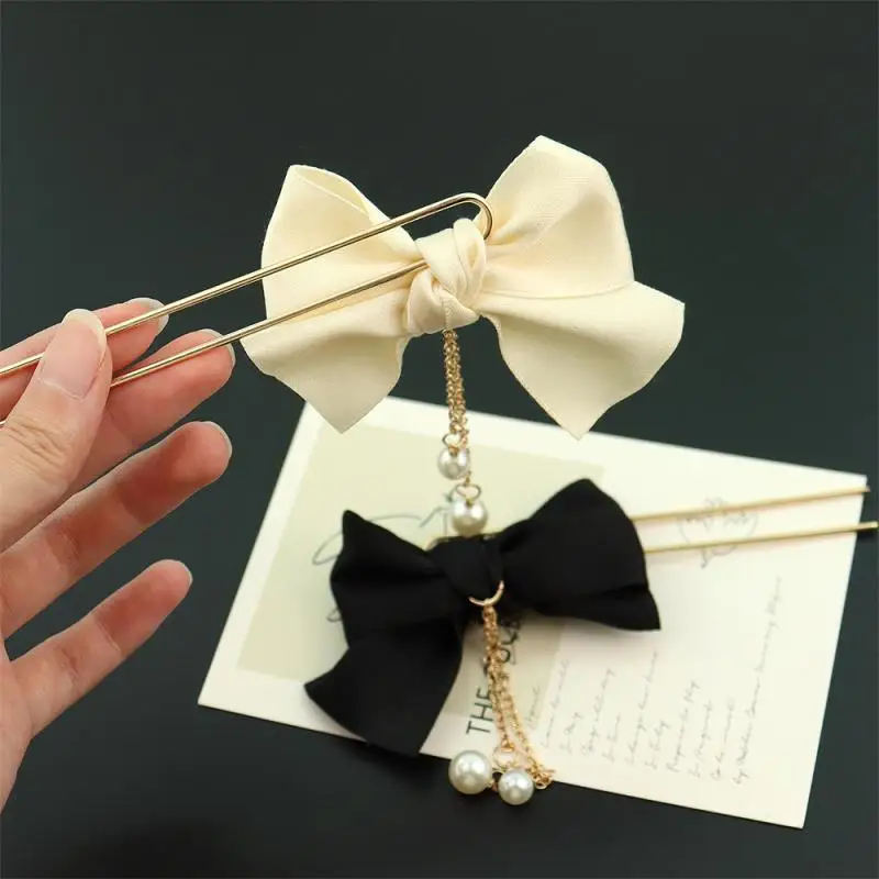 Шпилька для волос с бантом и жемчужными кисточками задней ложкой простая