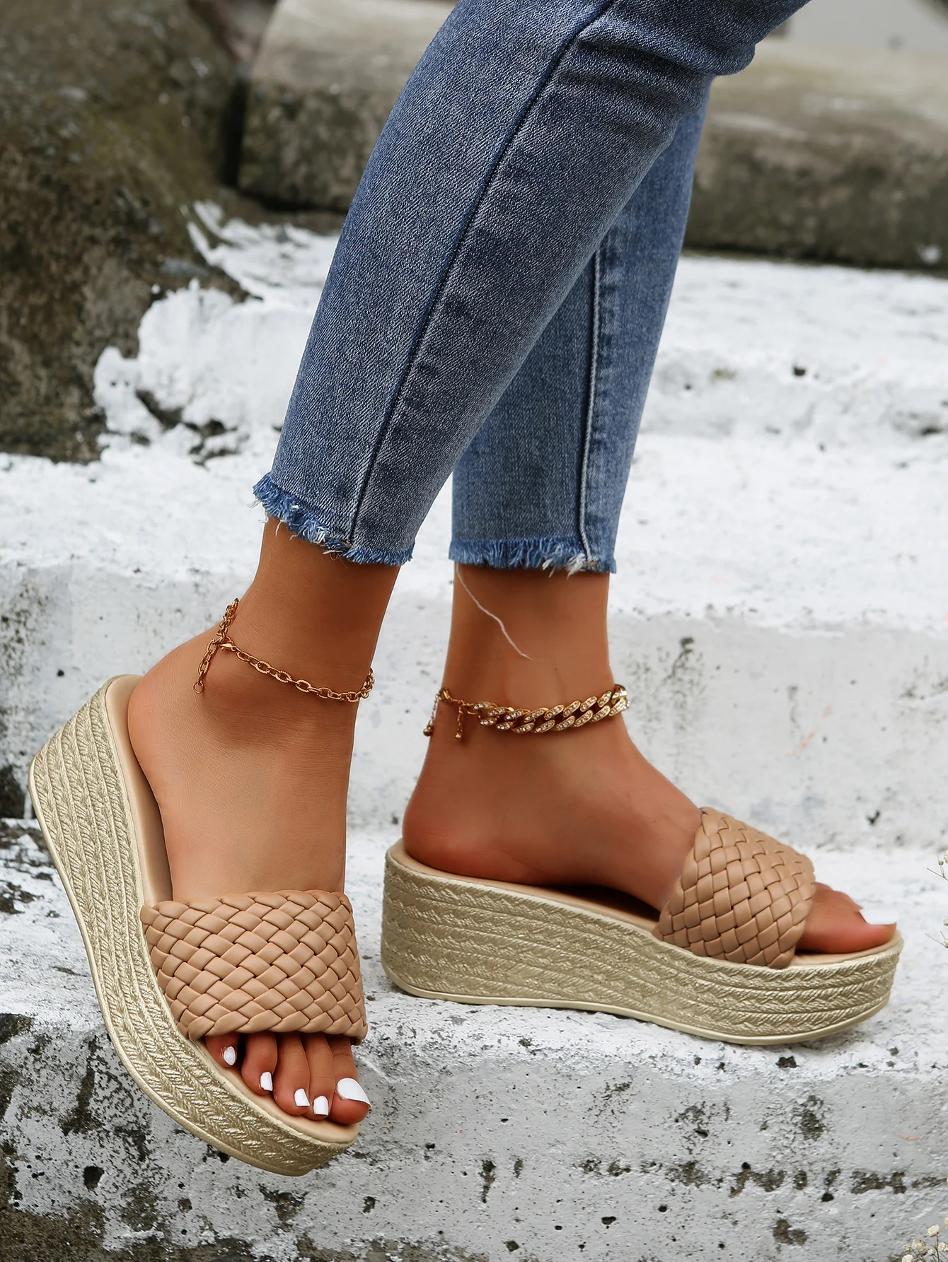 

2022 Fashion Temperament Braided Charm Open-toe Flat Slippers Set Foot Vacation Beach Sandals Casual Flip Flops Women Shoes