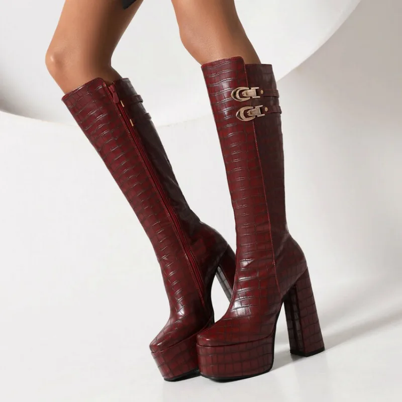 Женские сапоги до колена черные водонепроницаемые на платформе 14 см с ремешком и