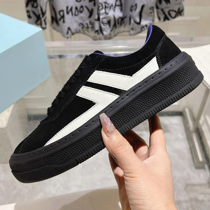 Разноцветные туфли из натуральной кожи на плоской подошве со шнуровкой