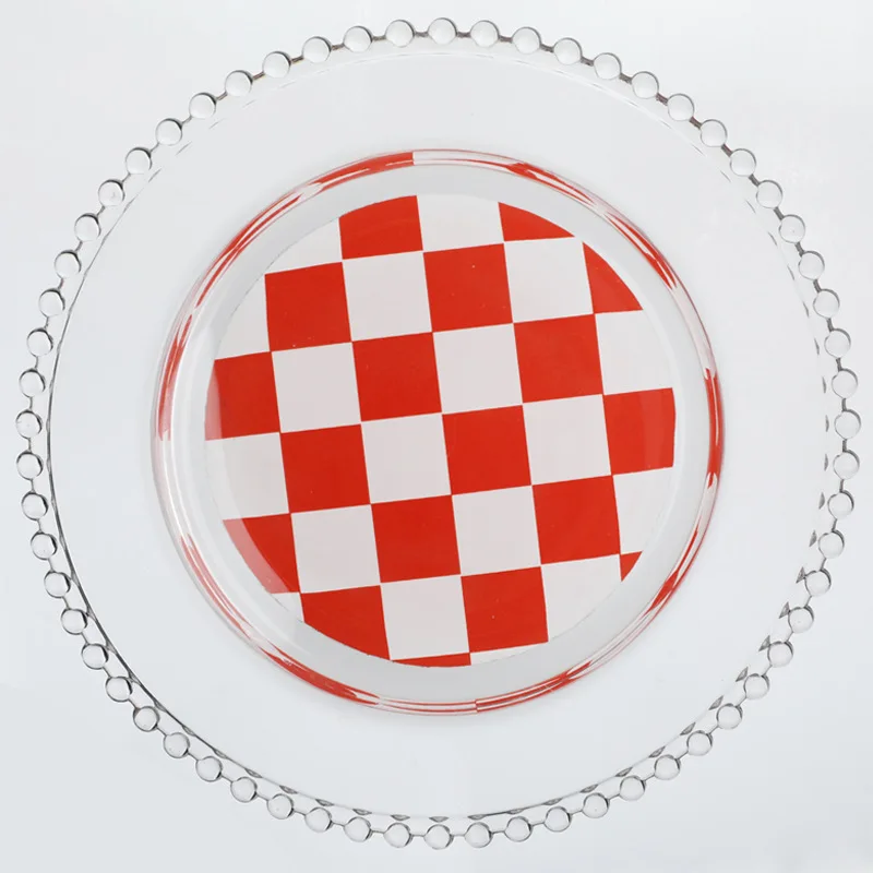 Цветная декоративная круглая тарелка-поднос для сервировки суши, десертов, закусок и фруктов в клетчатую шахматную красочную композицию для детской посуды.