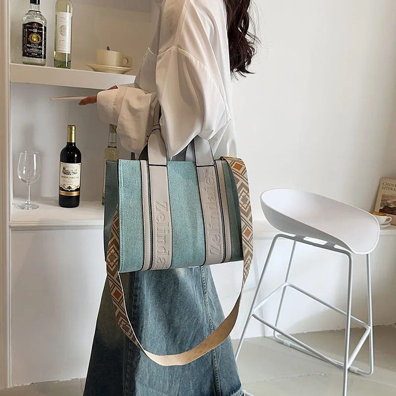 

Женская сумка, нишевая дизайнерская сумка-тоут для пожилых людей, новинка 2023, сумка контрастных цветов, вместительная сумка через плечо для поездок