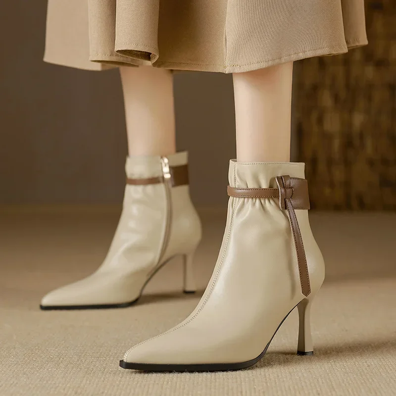 Женские короткие ботильоны с поясом и бахромой однотонные черные ботинки острым