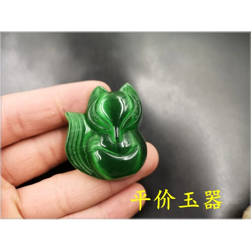 Недорогой кулон в виде ледяного нефрита с изумрудом и листьями из опала зеленым