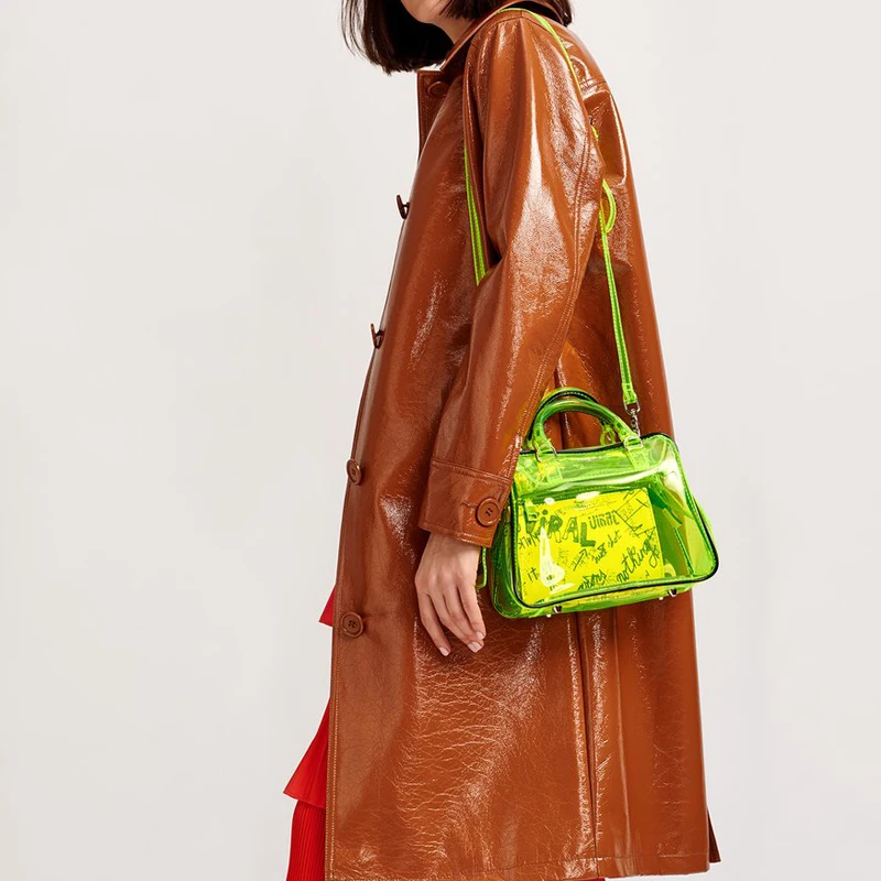 Женский плащ из натуральной кожи однобортный с отложным воротником и широким