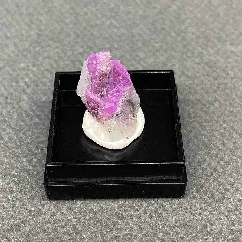 

100% натуральный рубин, минеральные образцы камней и кристаллов из Мьянмы, лечебный кристалл + Размер коробки: 27*27*25 мм