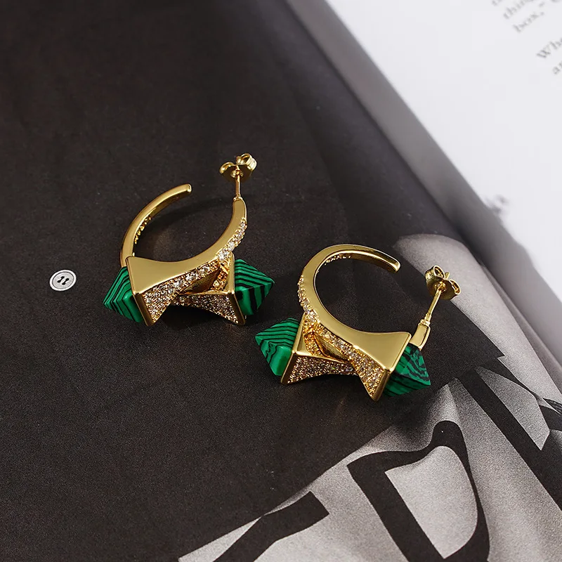 

Серьги в виде нишевого дизайна с серебряной иглой