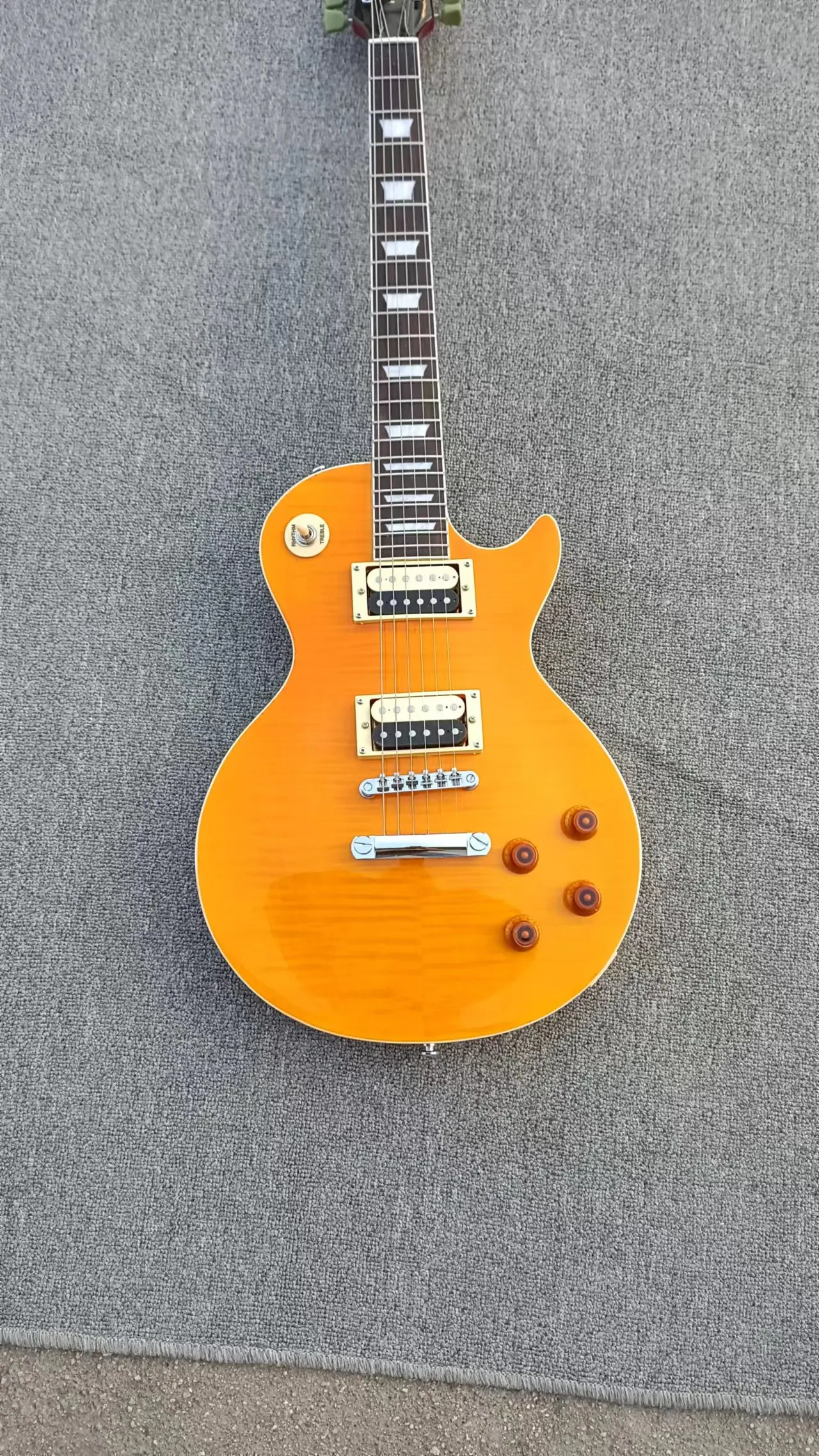 

LP Slash signature electric guitar, yellow and red in front of the tiger maple veneer body, white metal zebra pickups, factory r