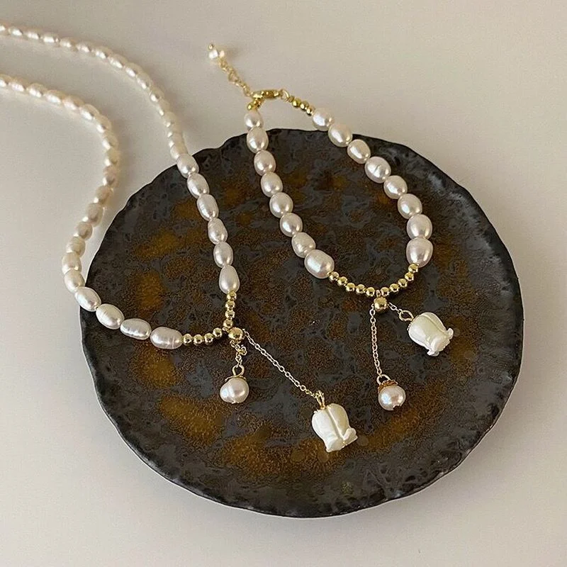 

ALLNEWME Temperament Natural Freshwater Pearl Beaded Chokers Necklace for Women White Shell Flower Pendant Necklace Accessories