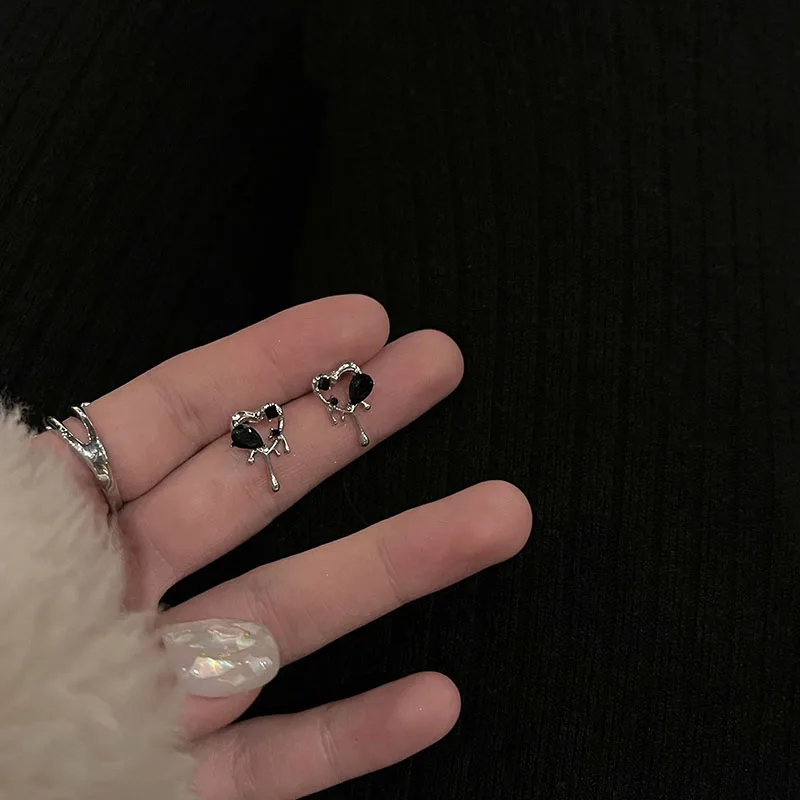 

Sweet And Cool Style Personalized Hip-hop Dark Glaze Love Earrings For Women Korean Fashion Earring Birthday Party Jewelry Gifts