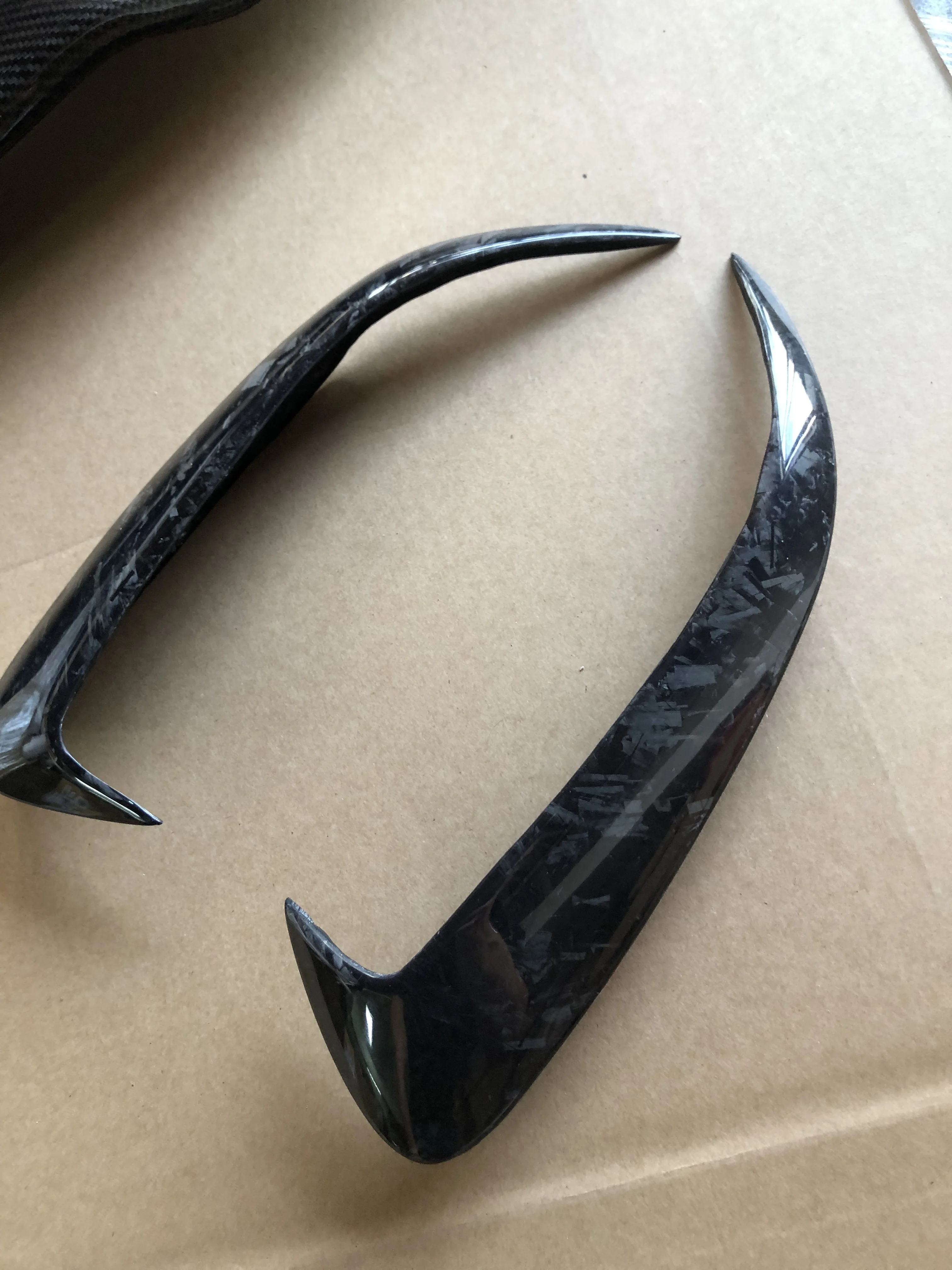 Кованые вентиляционные отверстия для заднего бампера из углеродного волокна