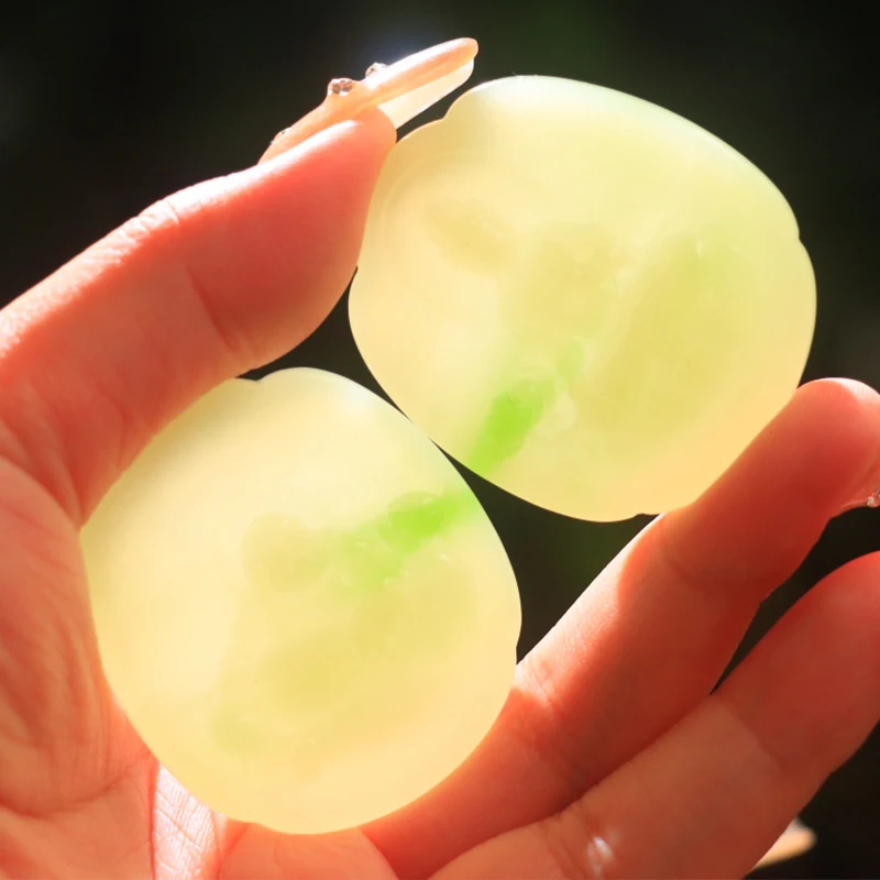 Кулон из гуаньинского материала кулон нефрита